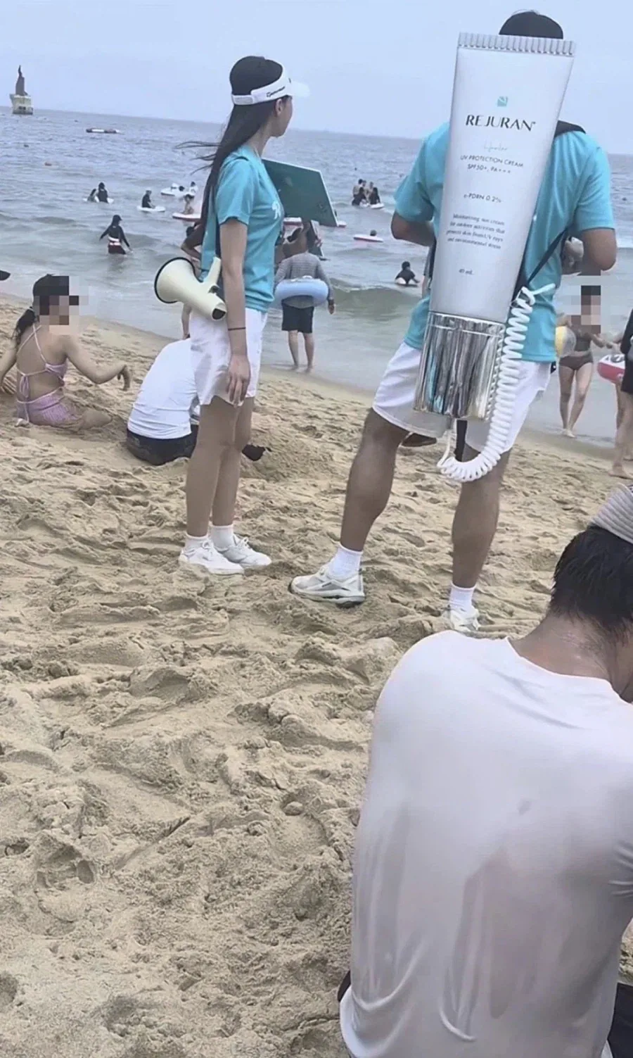 해운대 관광객들한테 실리콘 총 쏘는 2명 출현_2.webp