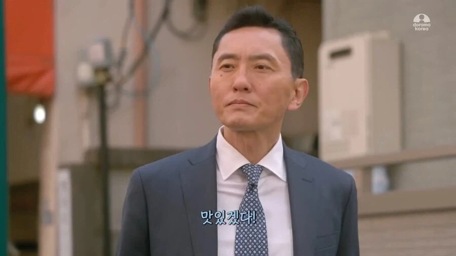 아저씨가 닭꼬치를 뚫어지게 쳐다본다_2.webp