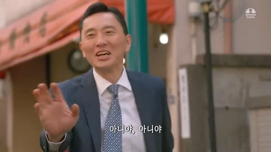 아저씨가 닭꼬치를 뚫어지게 쳐다본다_6.webp