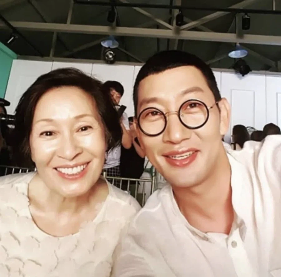 ???:"음료 팔때 최면어플 키고 팔았음?" 대표 이미지
