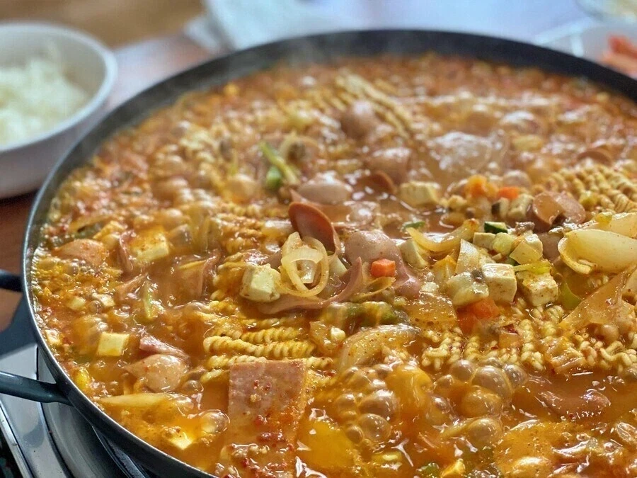 바에서 일하는 사람은 바텐더 대표 이미지