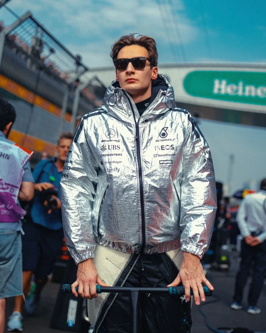 괴상하게 생긴 F1 드라이버의 경기 전 복장_2.webp