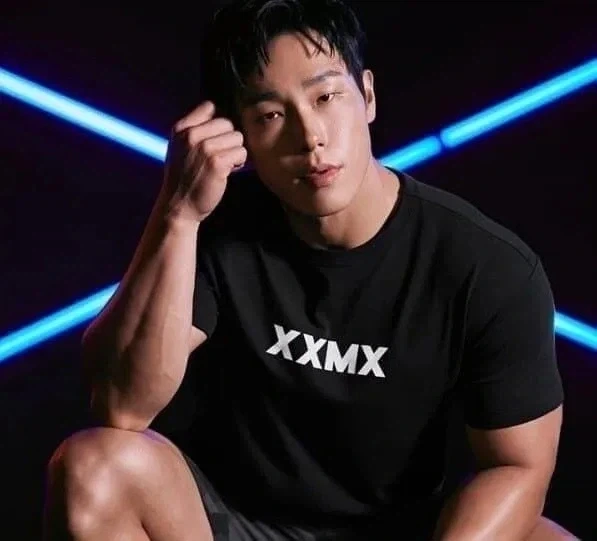 담배고양이 집주인 성우 각잡고 코스프레 대표 이미지