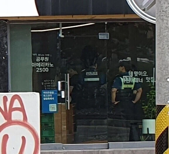 카페에 경찰들이 몰려온 이유.jpg_2.webp