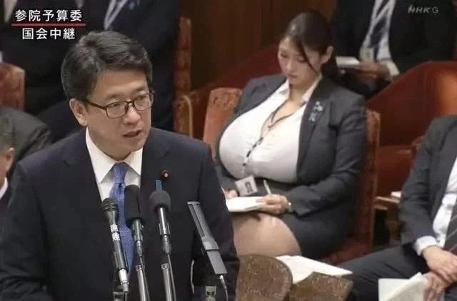 호불호 갈리는 복장 대표 이미지
