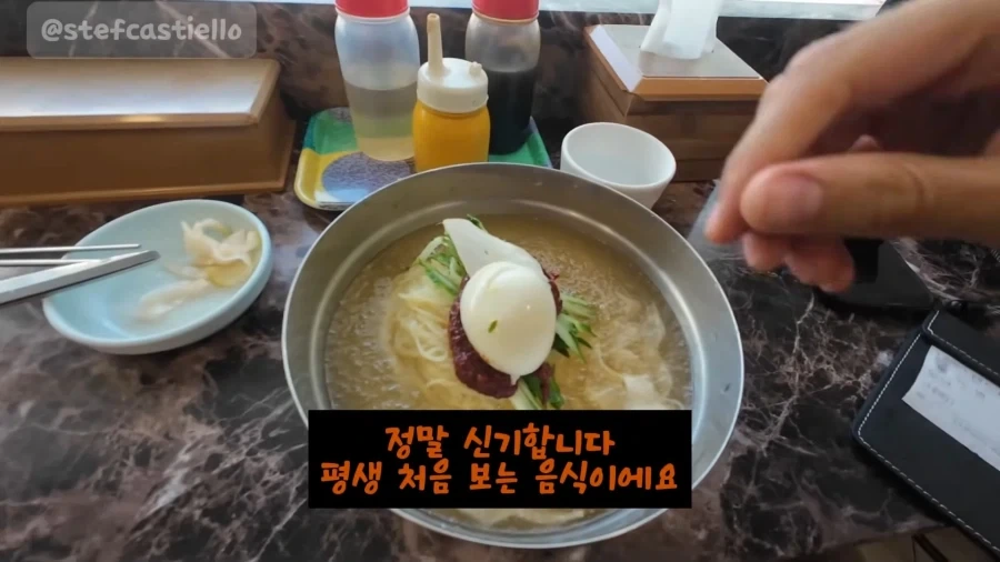 밀면 처음 먹어보고 태세전환 하는 외국인_4.webp