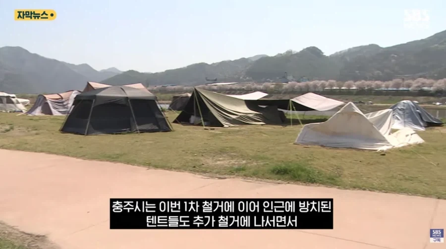 충주시 굴착기 동원해서 알박기 텐트 싹 정리하다_15.webp
