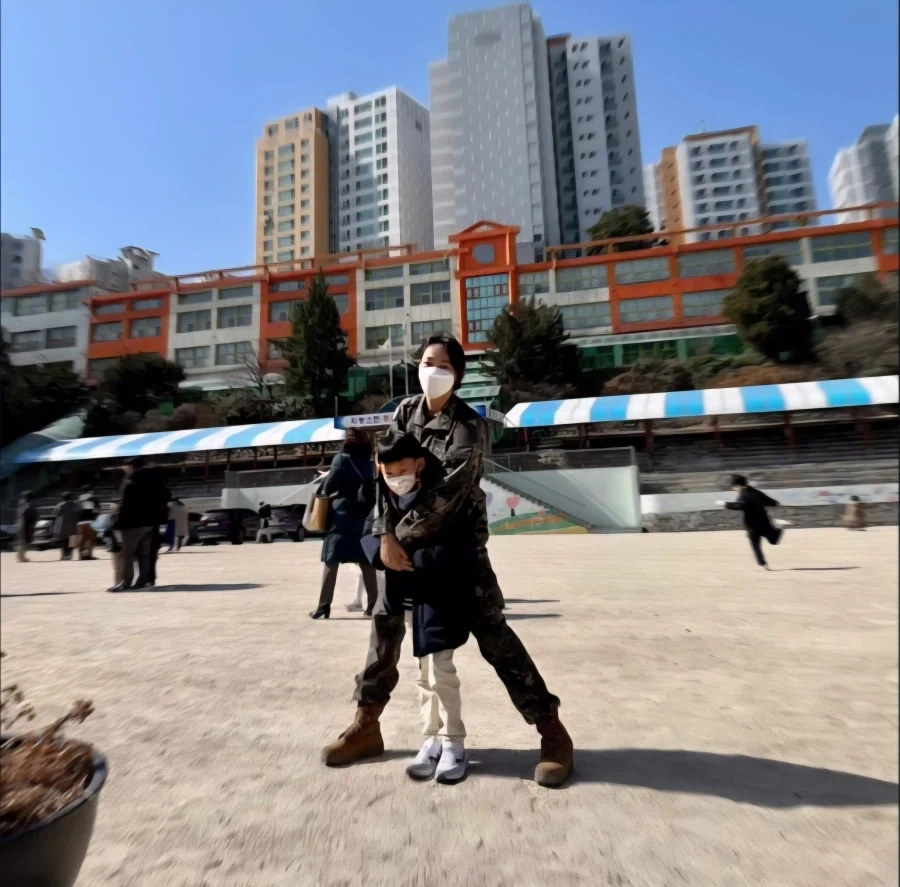아들 입학식에 군복 입고 간 엄마_11.webp
