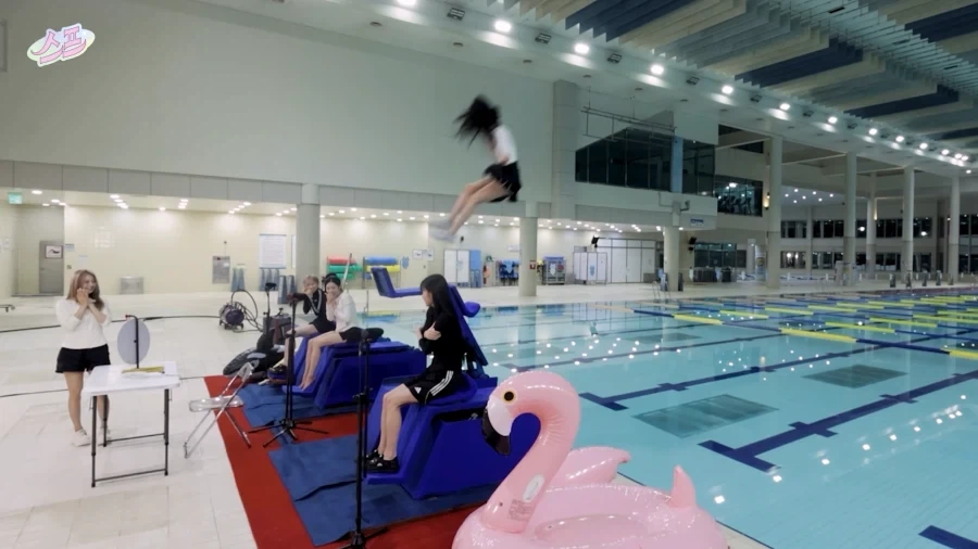 프로미스나인) 아니 다들 너무 멀리 날아가는데 ㅋㅋㅋ_2.webp