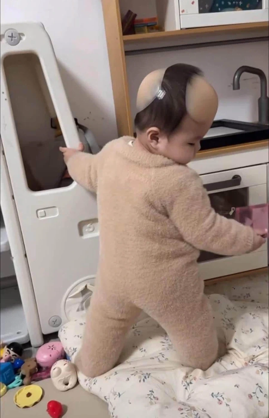 아이가 넘어져서 다칠까봐 머리에 쿠션을 붙여준 남편._2.webp
