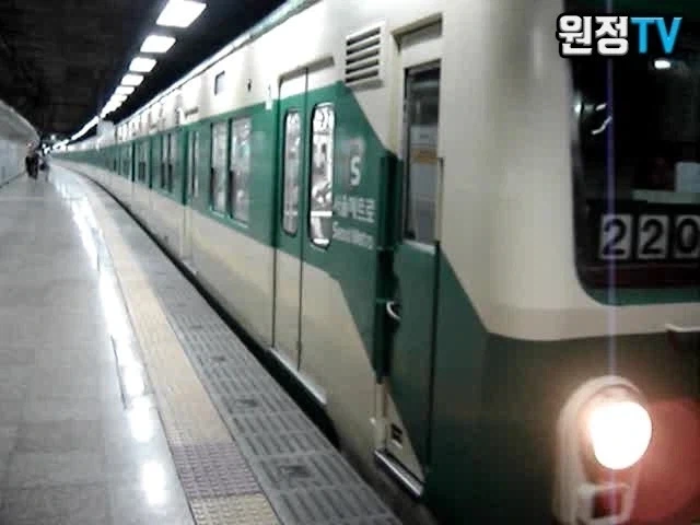 스크린 도어 없던 시절의 전철_2.webp