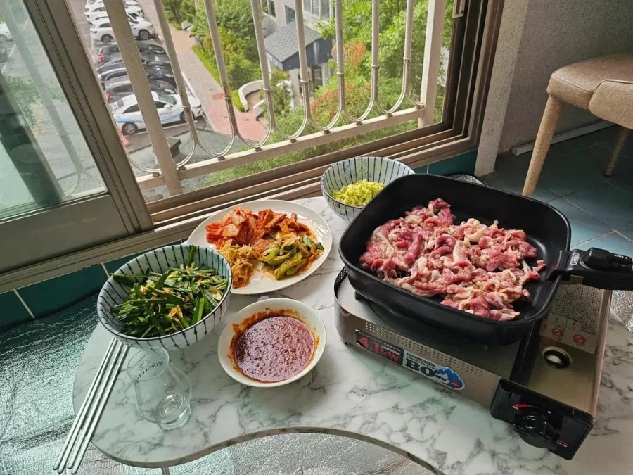 대 불편시대가 온걸 느끼는 베란다에서 고기 구워먹기_2.webp