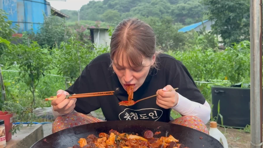 유튜브) 한국인처럼 소주 마시는 외국인 여성_2.webp