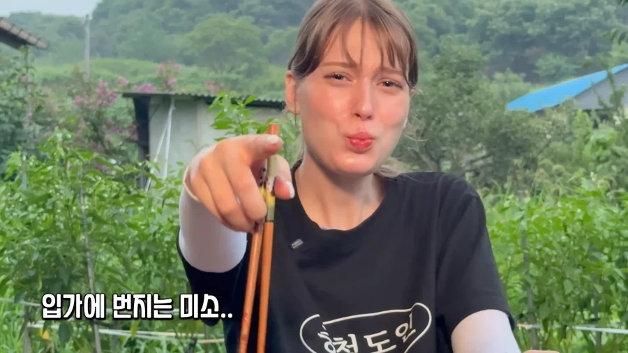 유튜브) 한국인처럼 소주 마시는 외국인 여성_3.webp