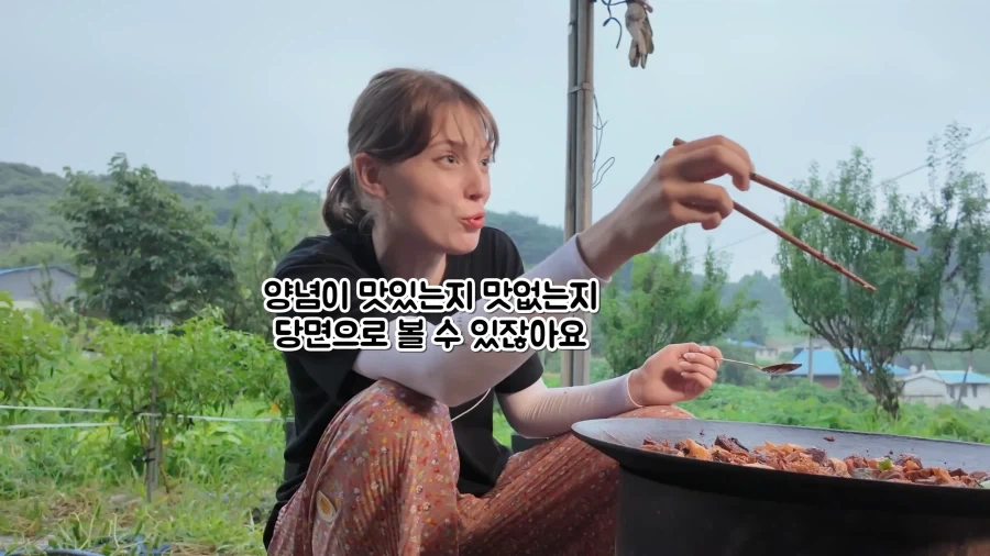 유튜브) 한국인처럼 소주 마시는 외국인 여성_4.webp
