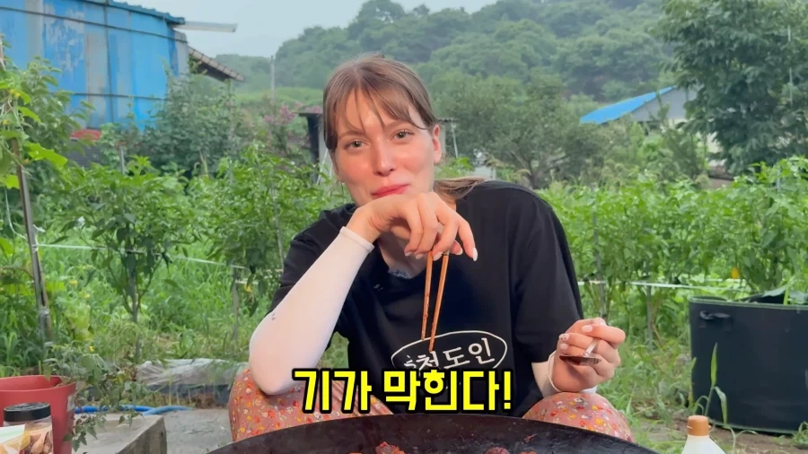 유튜브) 한국인처럼 소주 마시는 외국인 여성_5.webp