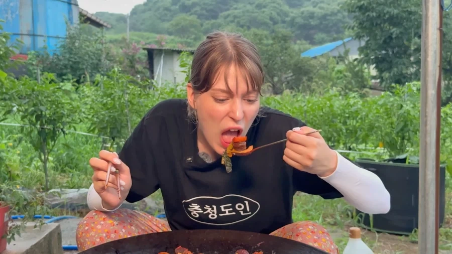 유튜브) 한국인처럼 소주 마시는 외국인 여성_6.webp