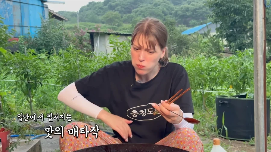 유튜브) 한국인처럼 소주 마시는 외국인 여성_7.webp