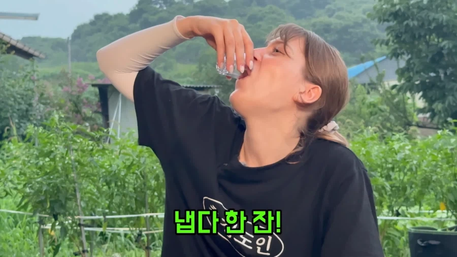 유튜브) 한국인처럼 소주 마시는 외국인 여성_8.webp
