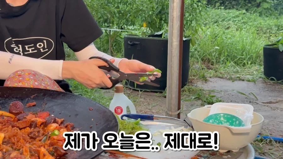 유튜브) 한국인처럼 소주 마시는 외국인 여성_10.webp