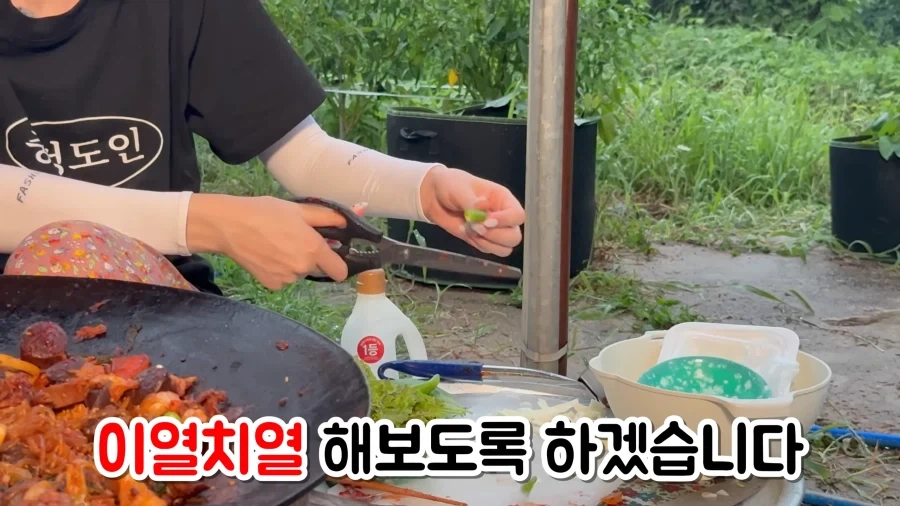 유튜브) 한국인처럼 소주 마시는 외국인 여성_11.webp