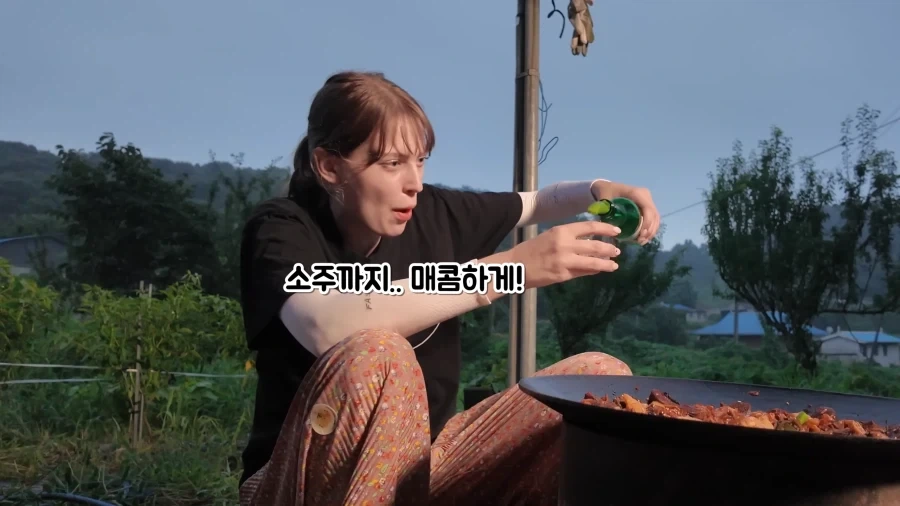유튜브) 한국인처럼 소주 마시는 외국인 여성_13.webp