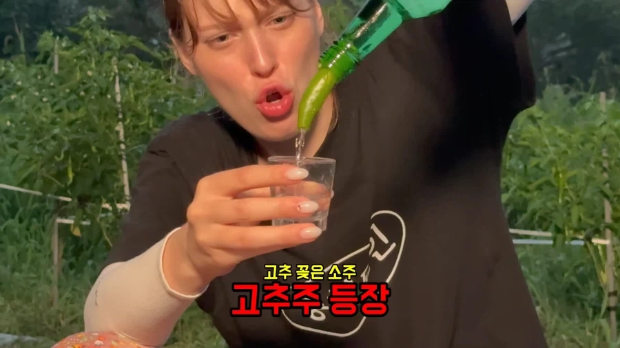 유튜브) 한국인처럼 소주 마시는 외국인 여성_14.webp