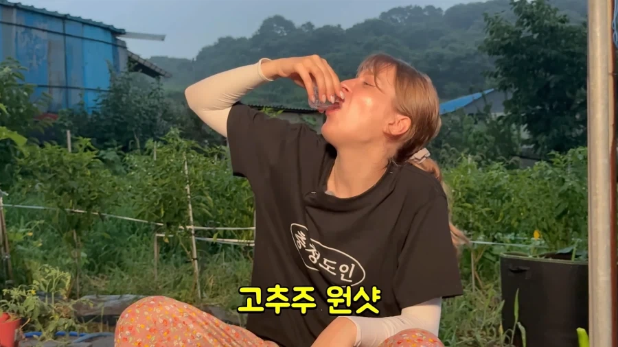 유튜브) 한국인처럼 소주 마시는 외국인 여성_15.webp