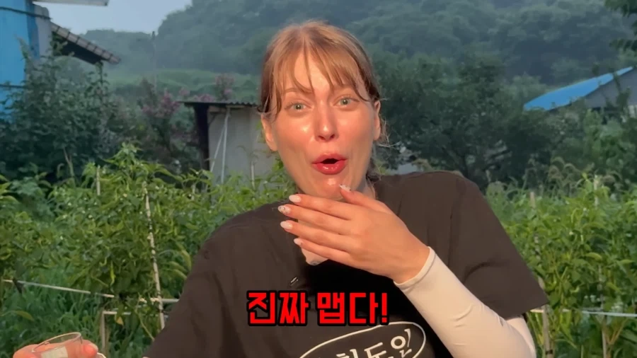 유튜브) 한국인처럼 소주 마시는 외국인 여성_17.webp