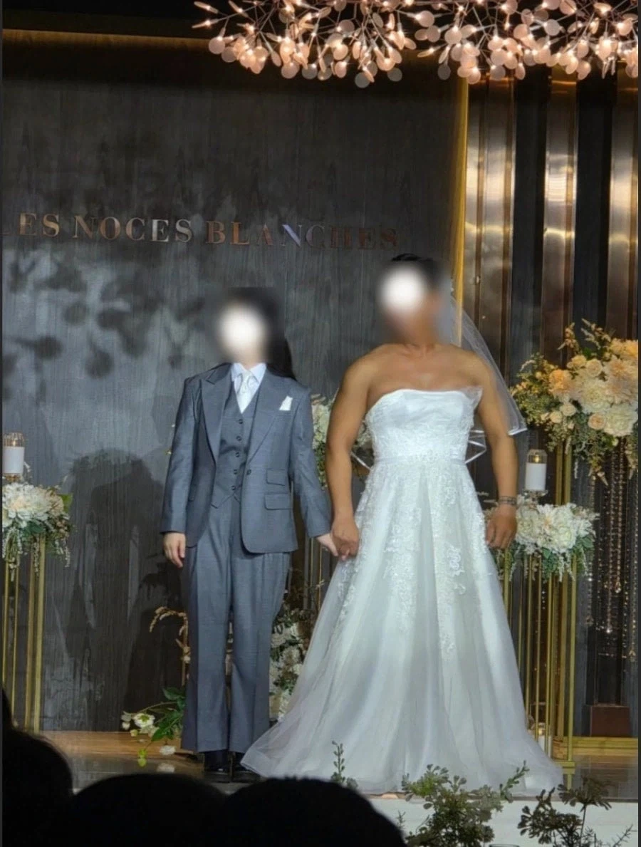 신랑이 예쁘고 신부가 몸 좋았다는 결혼식.jpg_2.webp