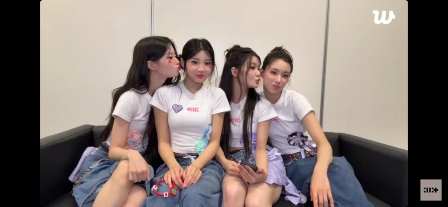 아일릿 뽀뽀_1.webp