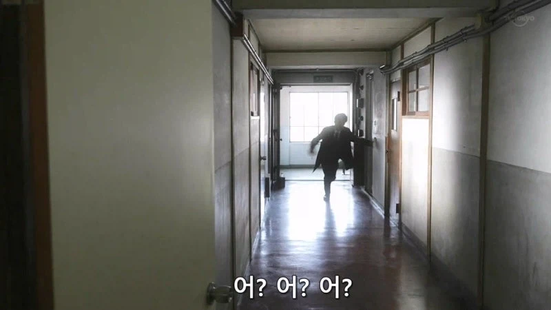 사람을 죽인 살인범을 멋대로 뒤쫓는 여주인공_8.webp