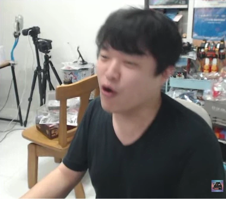 안흔한 성검을 뽑은 주인공.웹소 이미지 5