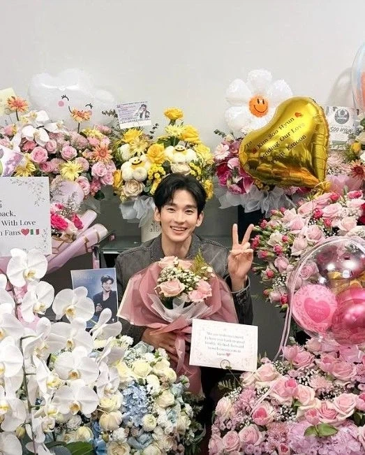 김수현, 야윈 얼굴로 1년 5개월만에 복귀..꽃다발 안고 활짝_2.webp