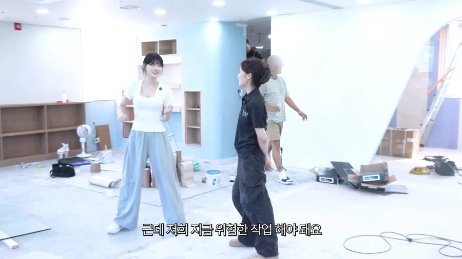 유튜브) 노가다에서 스쿼트 하는 여자 유튜버