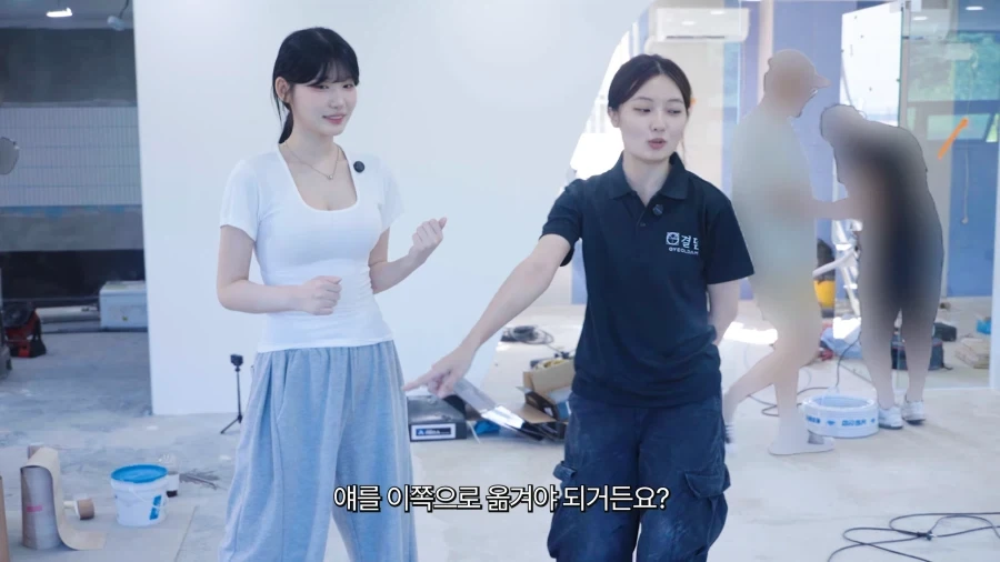 유튜브) 노가다에서 스쿼트 하는 여자 유튜버 - 이미지 2