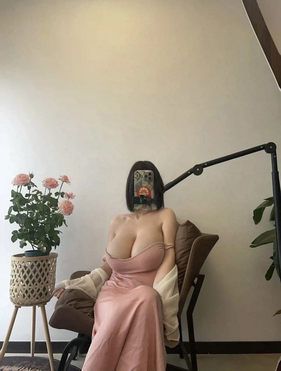 가슴이 핸드폰만한 눈나
