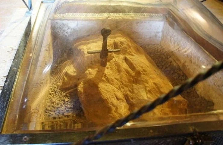 바위에 꽂혀 있는 장검️