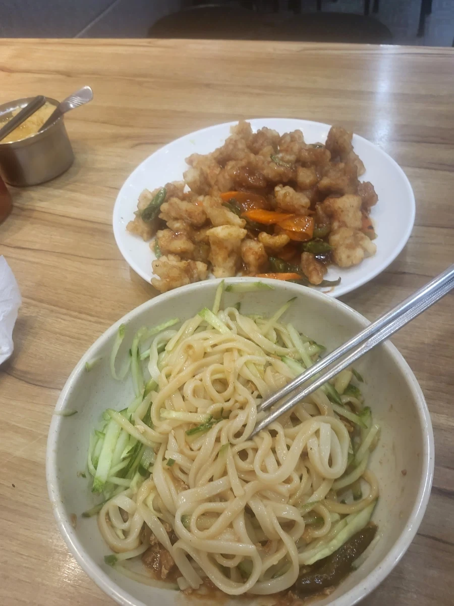 중국집에서 탕수육이랑 짜장면 시켰다
