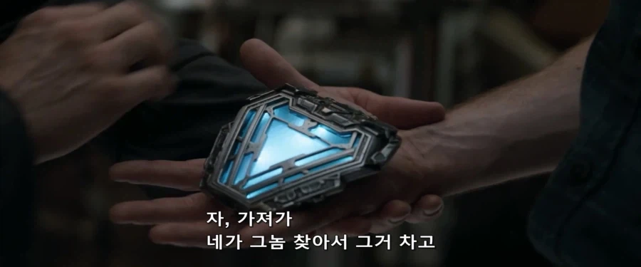 MCU)캡틴에게 아크 리엑터를 건내준 토니 - 이미지 2