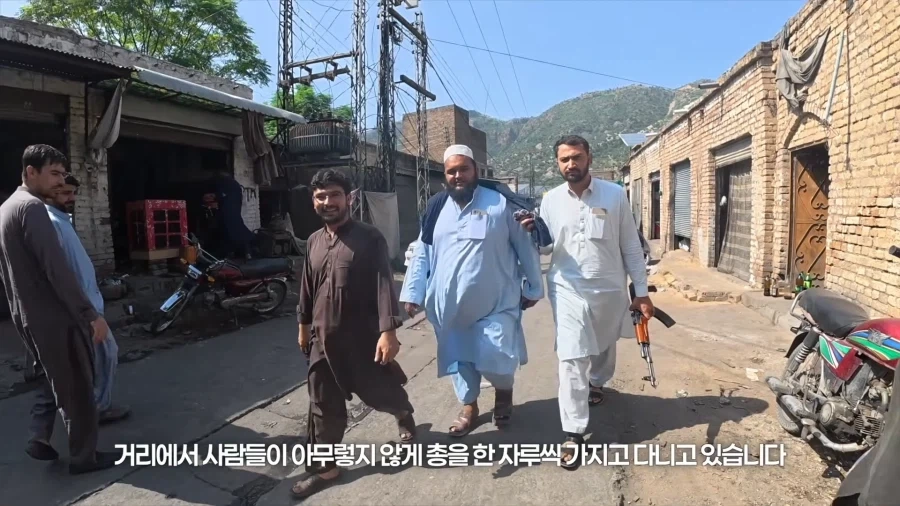 150년째 총을 팔아 먹고사는 파키스탄 마을 - 이미지 6