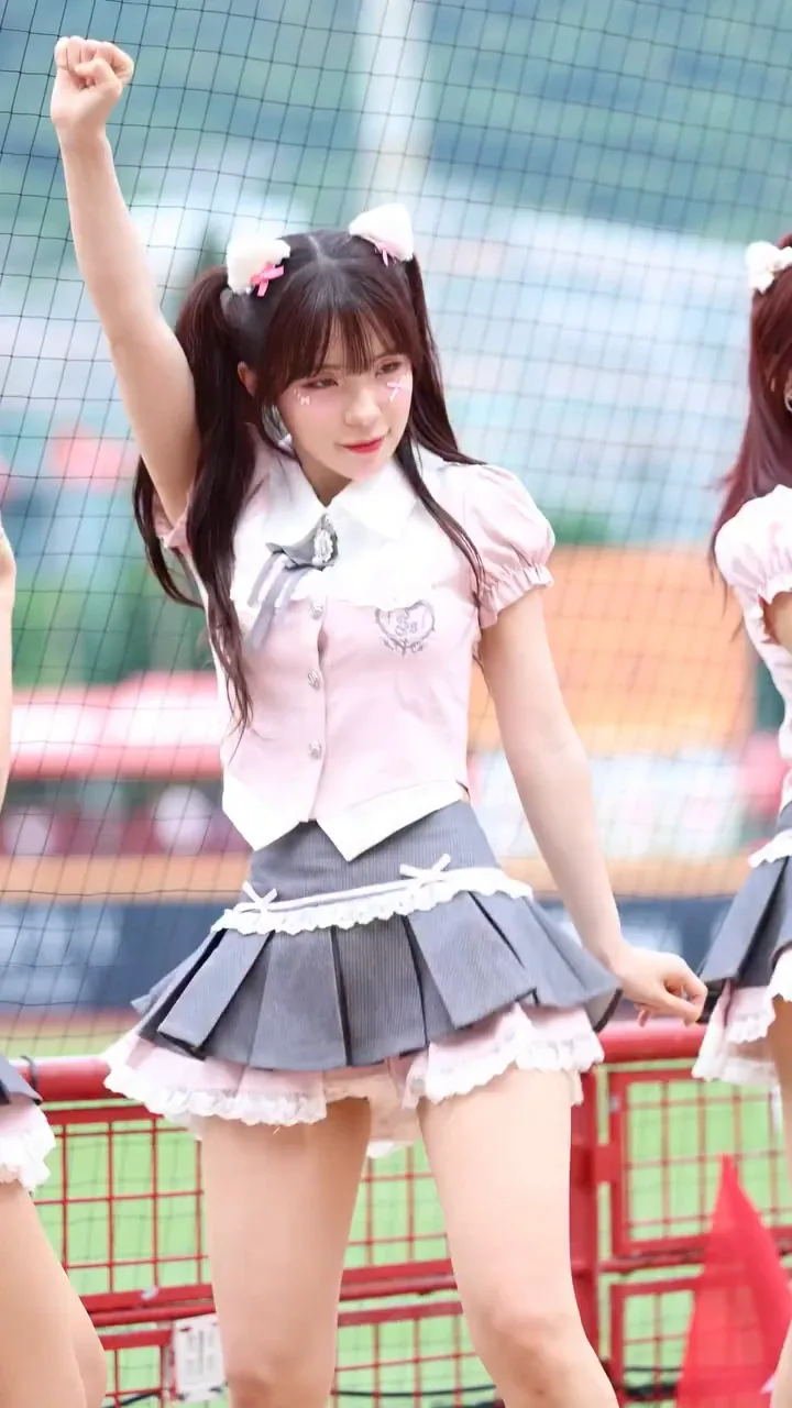 호불호 갈리는 치어리더 복장 gif