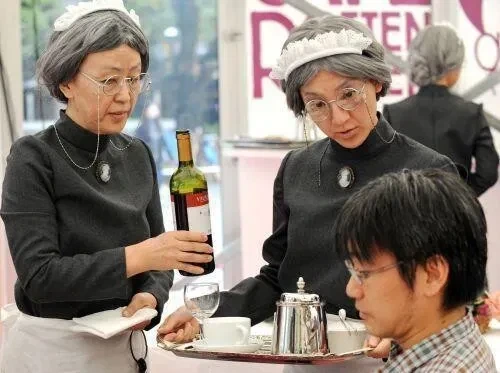 메이드카페라고 해서 왔는데 뭔가 이상하다