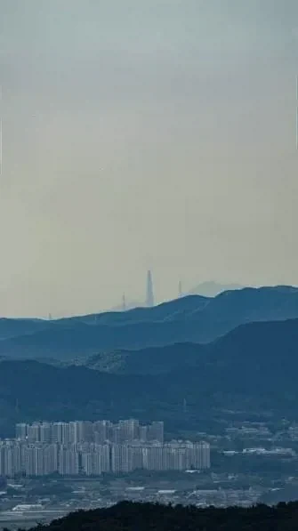 충청남도 천안에서도 보이는 롯데타워.jpg