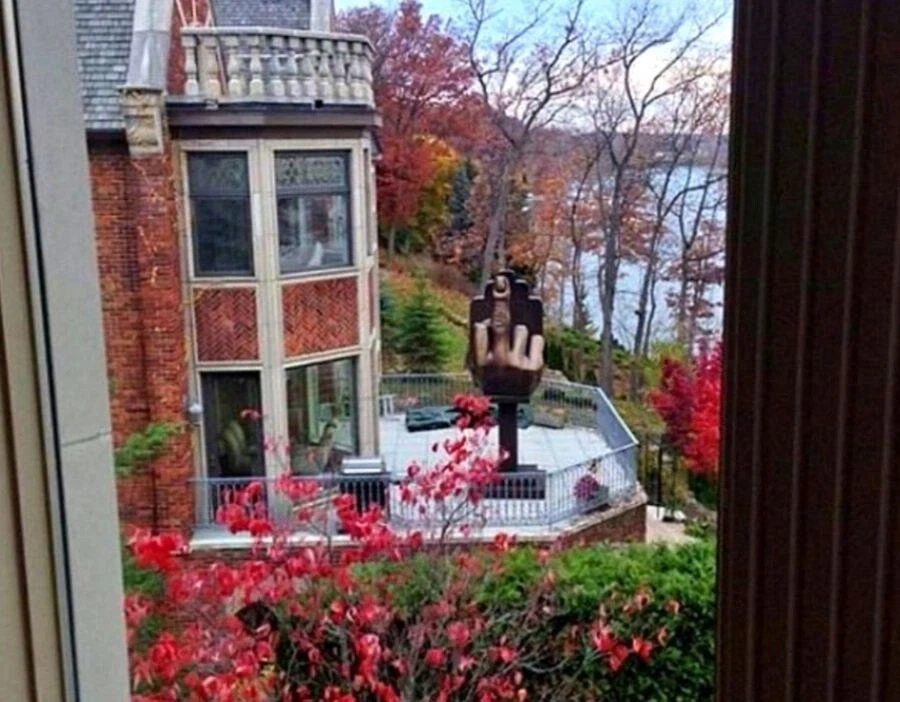 옆집에 이사온 남자가 세운 동상
