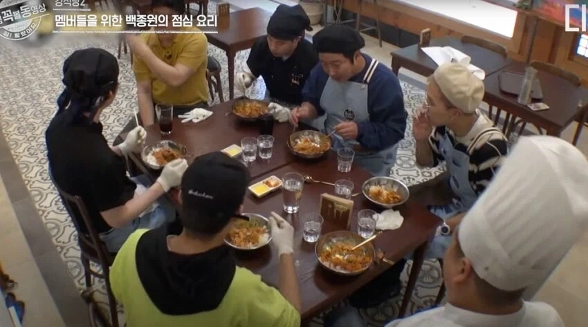 연예인들이 진짜 맛있는 거 먹을 때 하는 표정 - 이미지 6