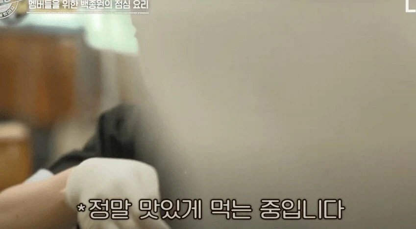 연예인들이 진짜 맛있는 거 먹을 때 하는 표정 - 이미지 7