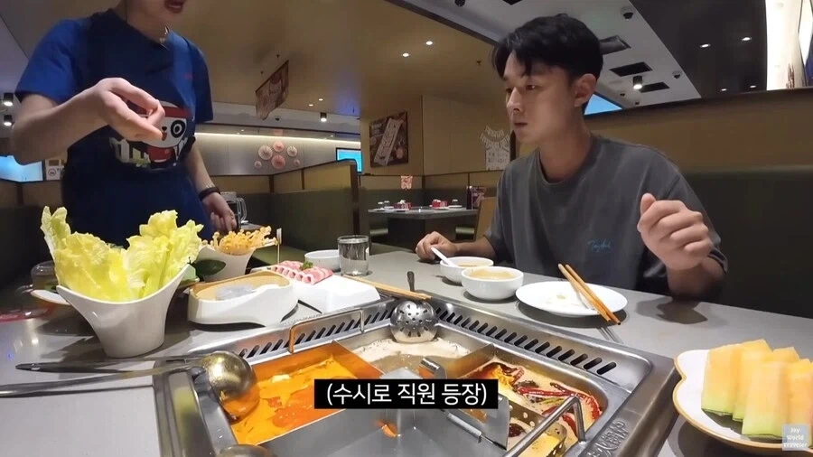 훠궈 처음 먹는 손님을 본 가게 직원들 - 이미지 16