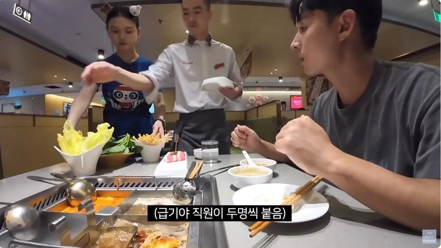 훠궈 처음 먹는 손님을 본 가게 직원들 - 이미지 17