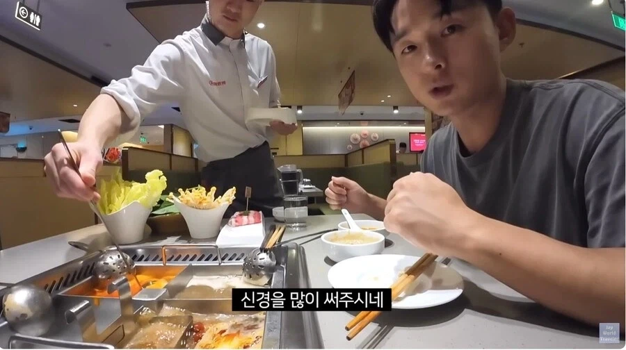 훠궈 처음 먹는 손님을 본 가게 직원들 - 이미지 18